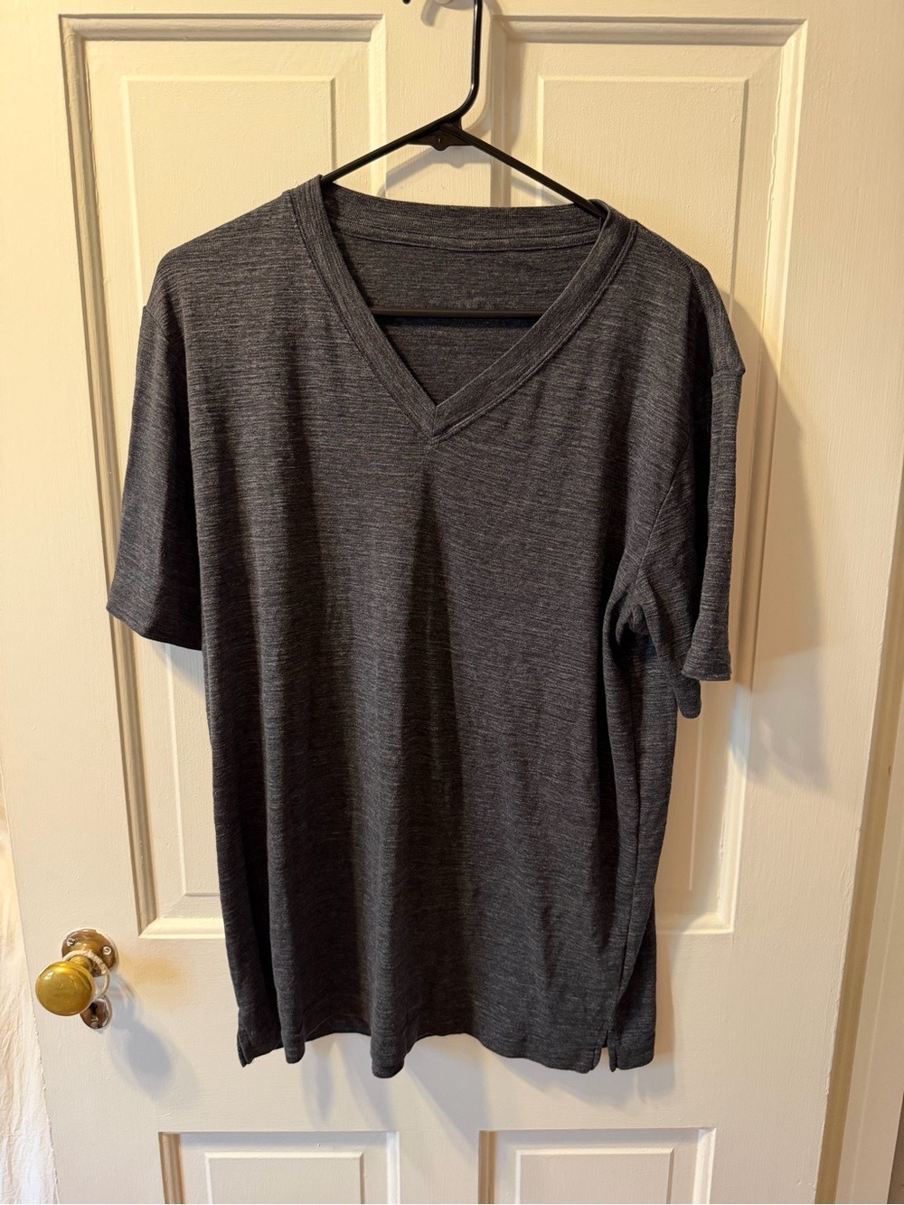 ALO Yoga Men's V-Neck Short Sleeve Tee - Charcoal